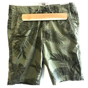 NWT Old Navy Broken-In Straight Shorts Size 30